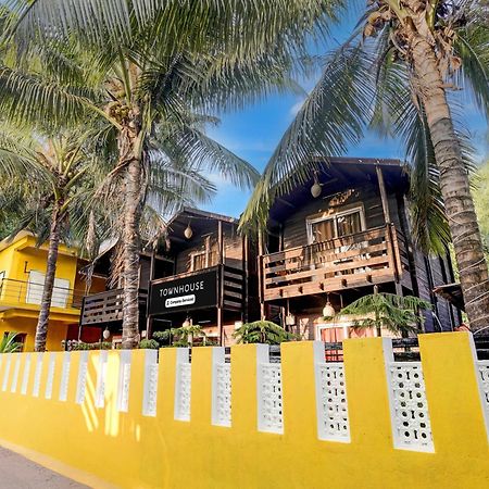 Super Townhouse Morjim Hotel Exterior foto