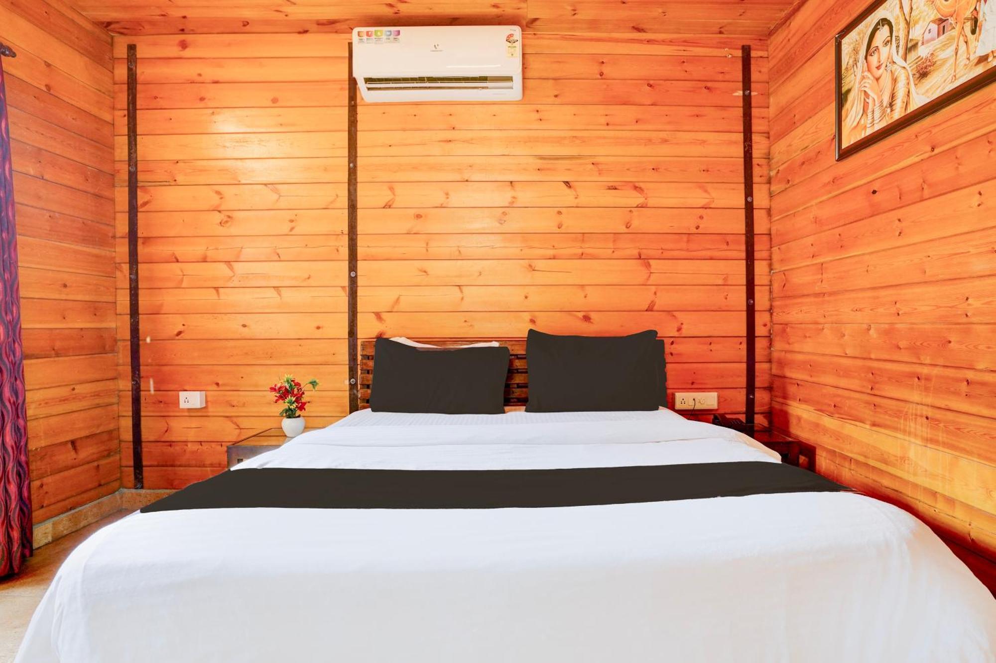 Super Townhouse Morjim Hotel Exterior foto
