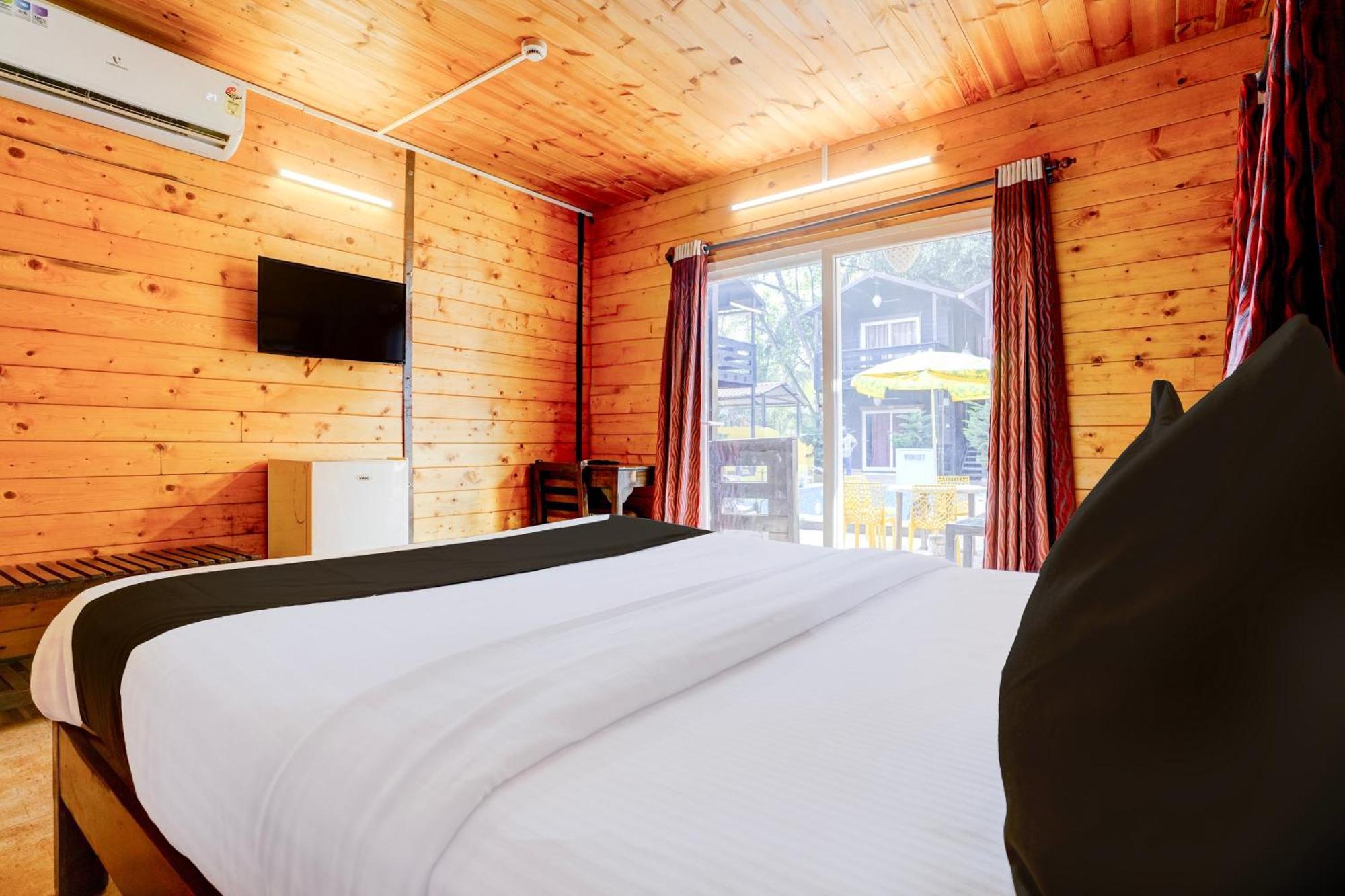 Super Townhouse Morjim Hotel Exterior foto