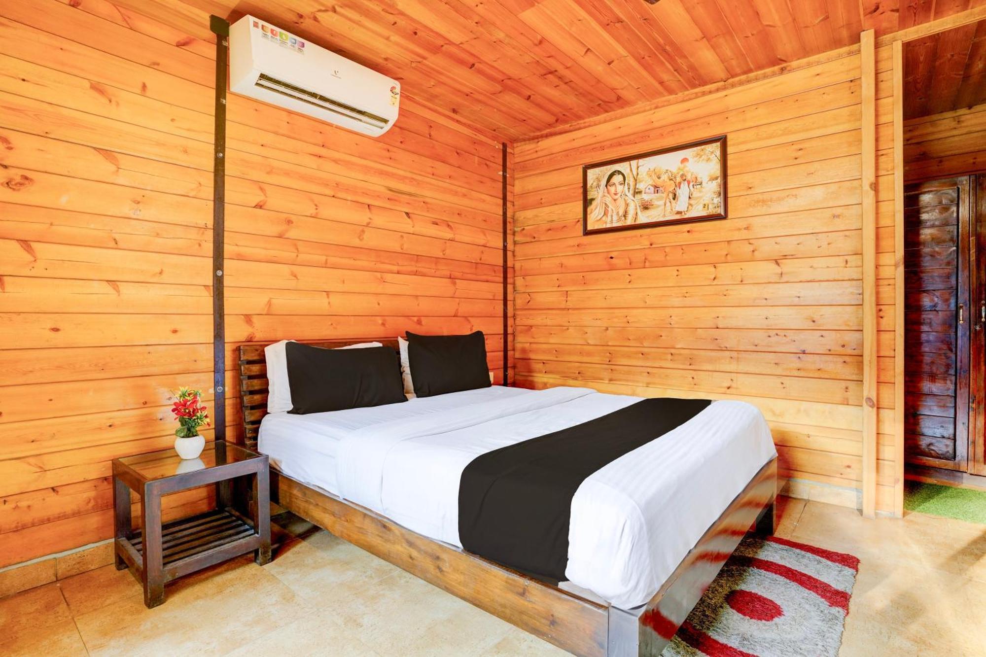 Super Townhouse Morjim Hotel Exterior foto