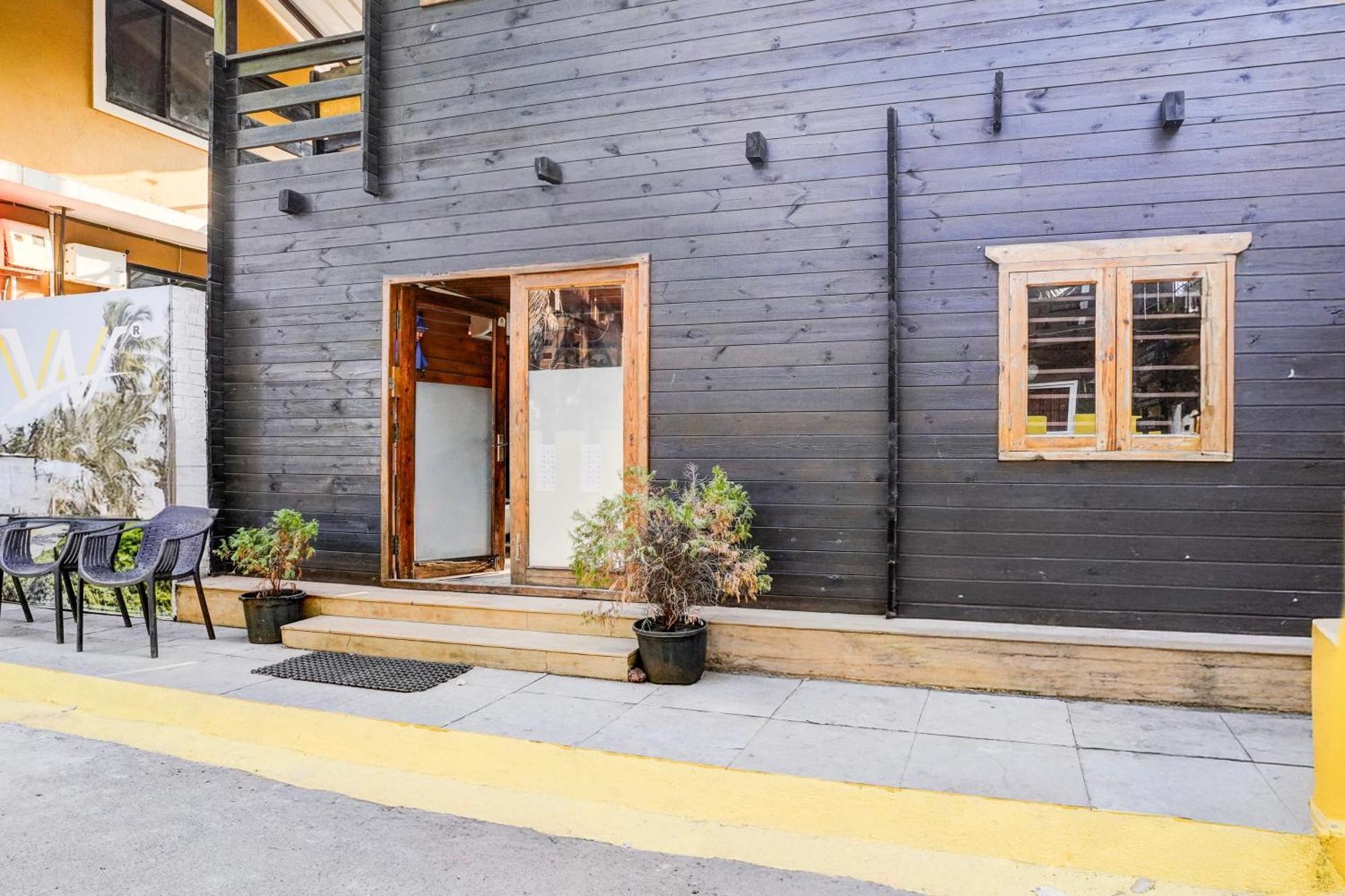 Super Townhouse Morjim Hotel Exterior foto