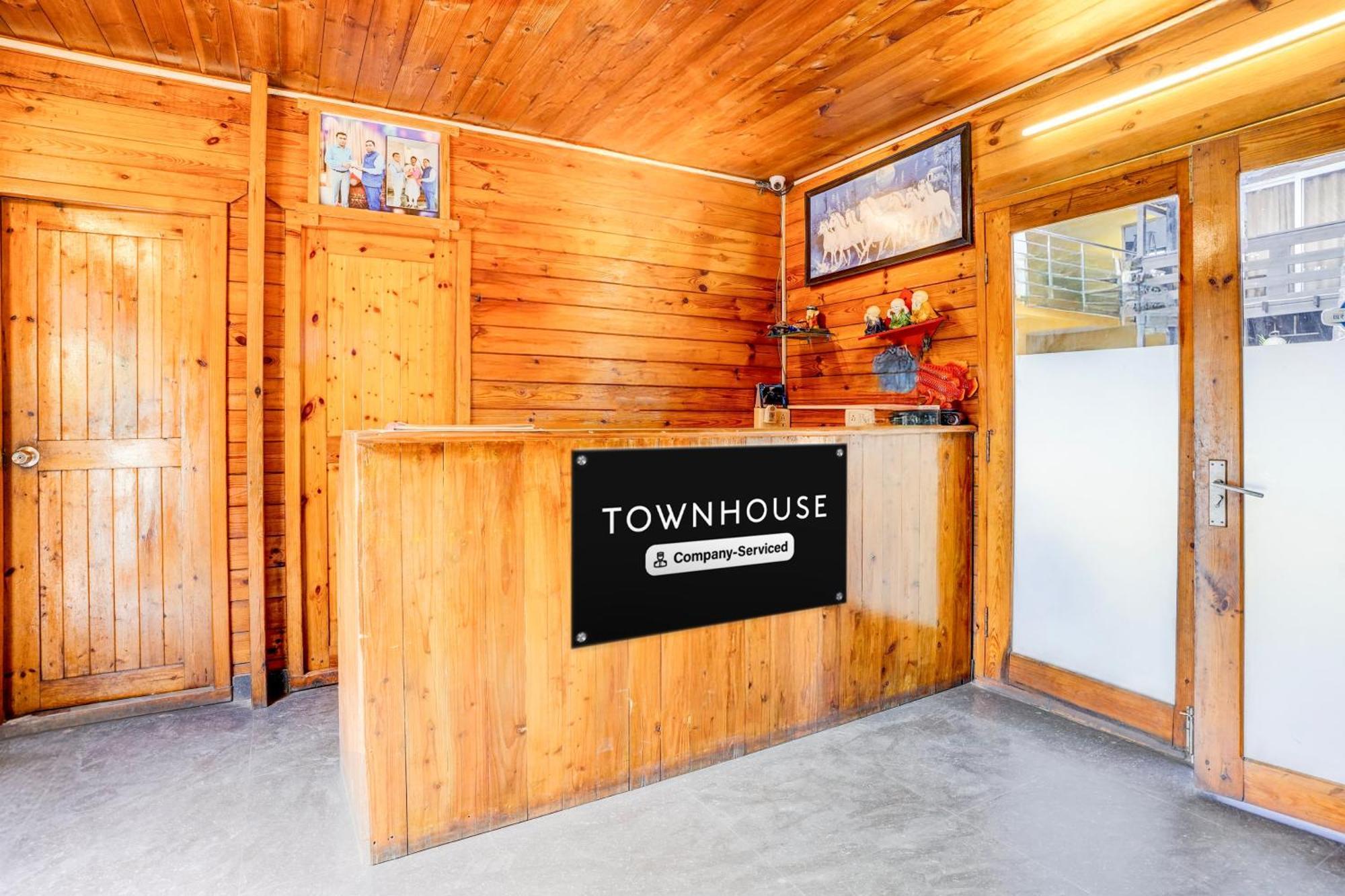 Super Townhouse Morjim Hotel Exterior foto