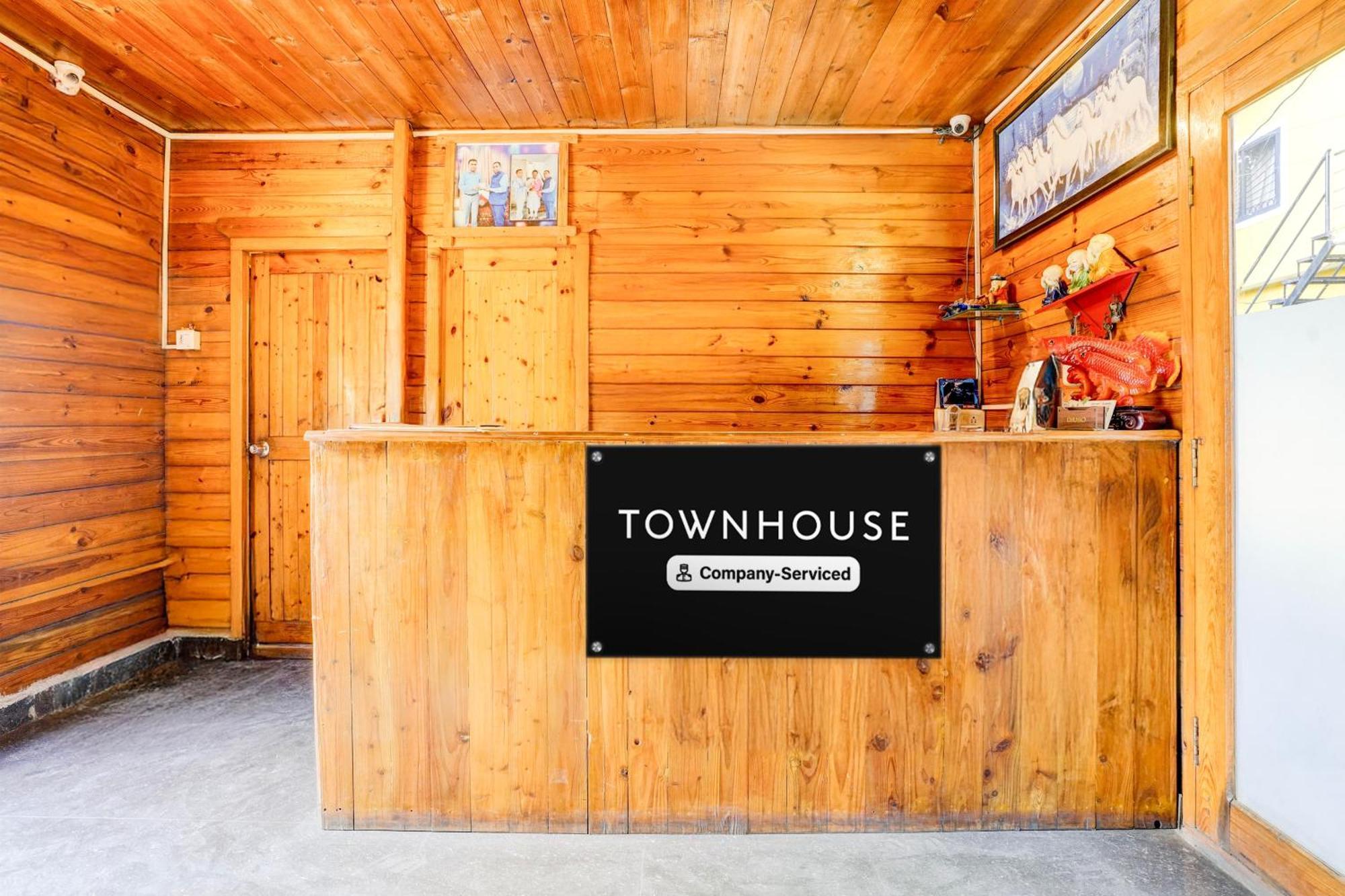 Super Townhouse Morjim Hotel Exterior foto