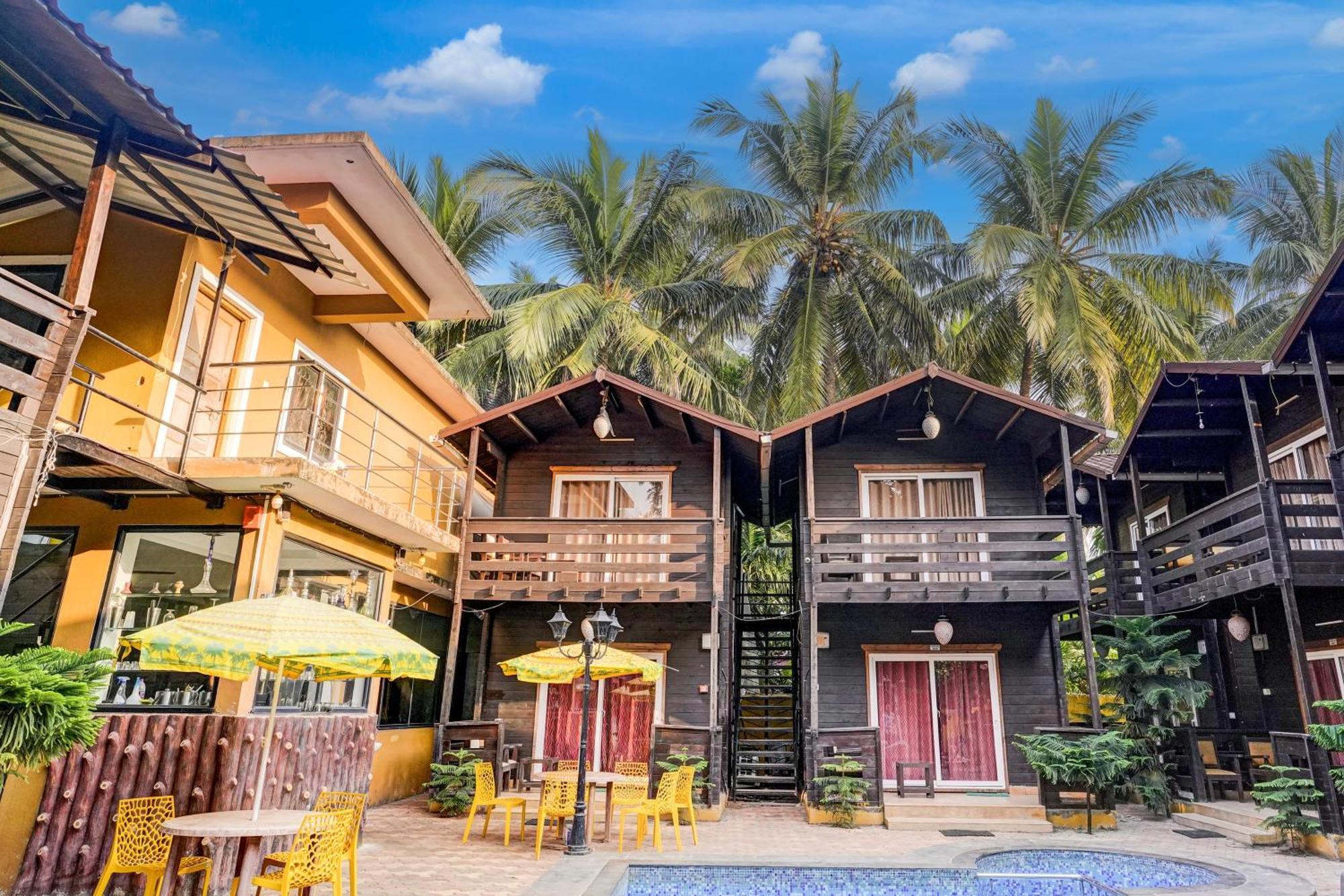 Super Townhouse Morjim Hotel Exterior foto