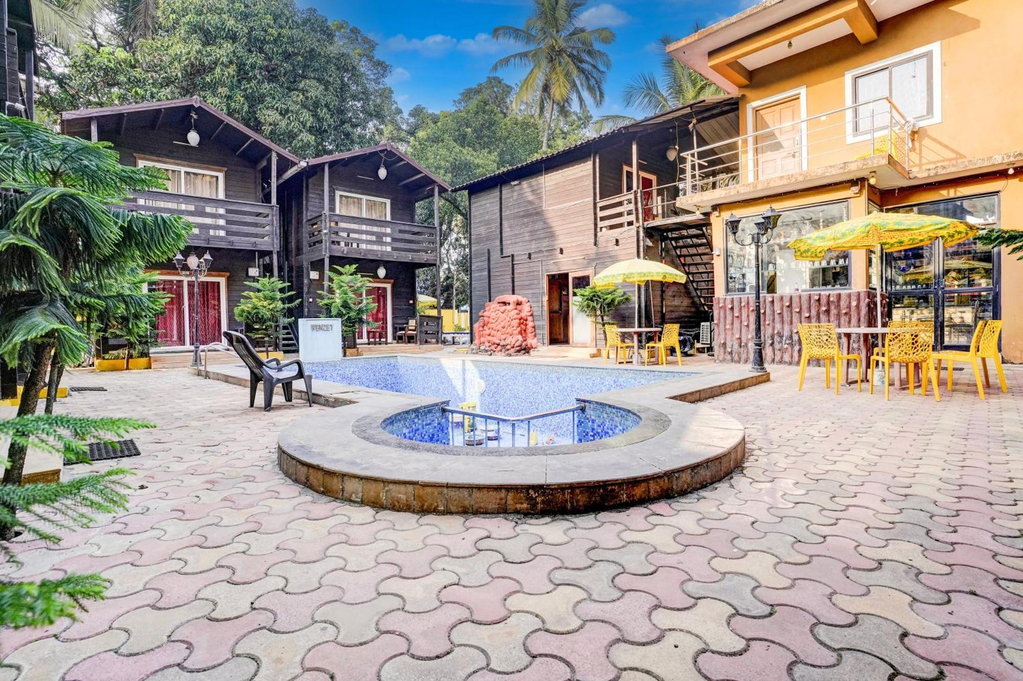 Super Townhouse Morjim Hotel Exterior foto