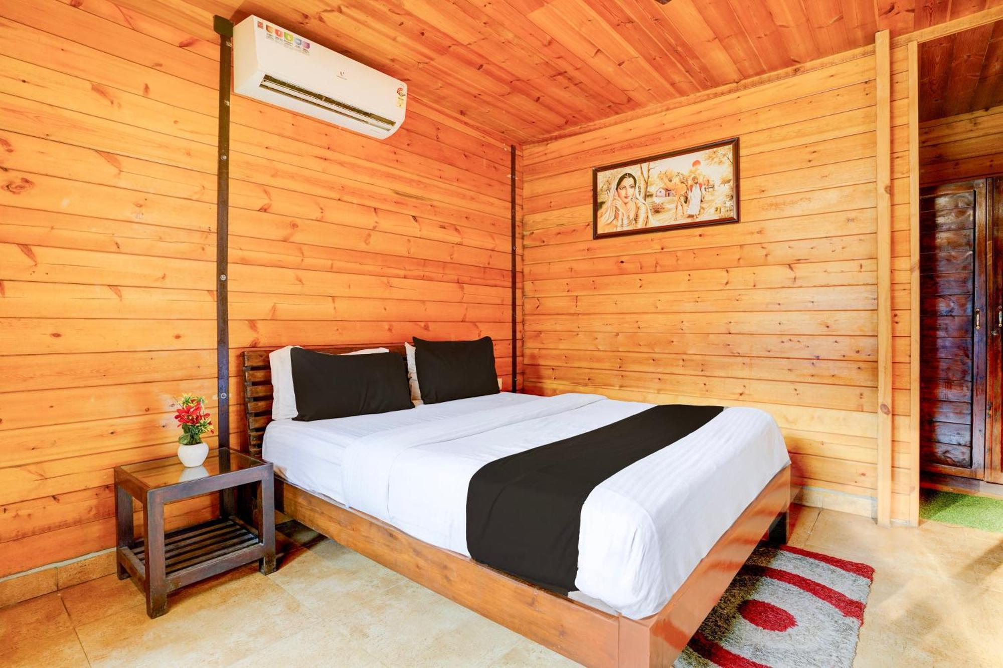 Super Townhouse Morjim Hotel Exterior foto