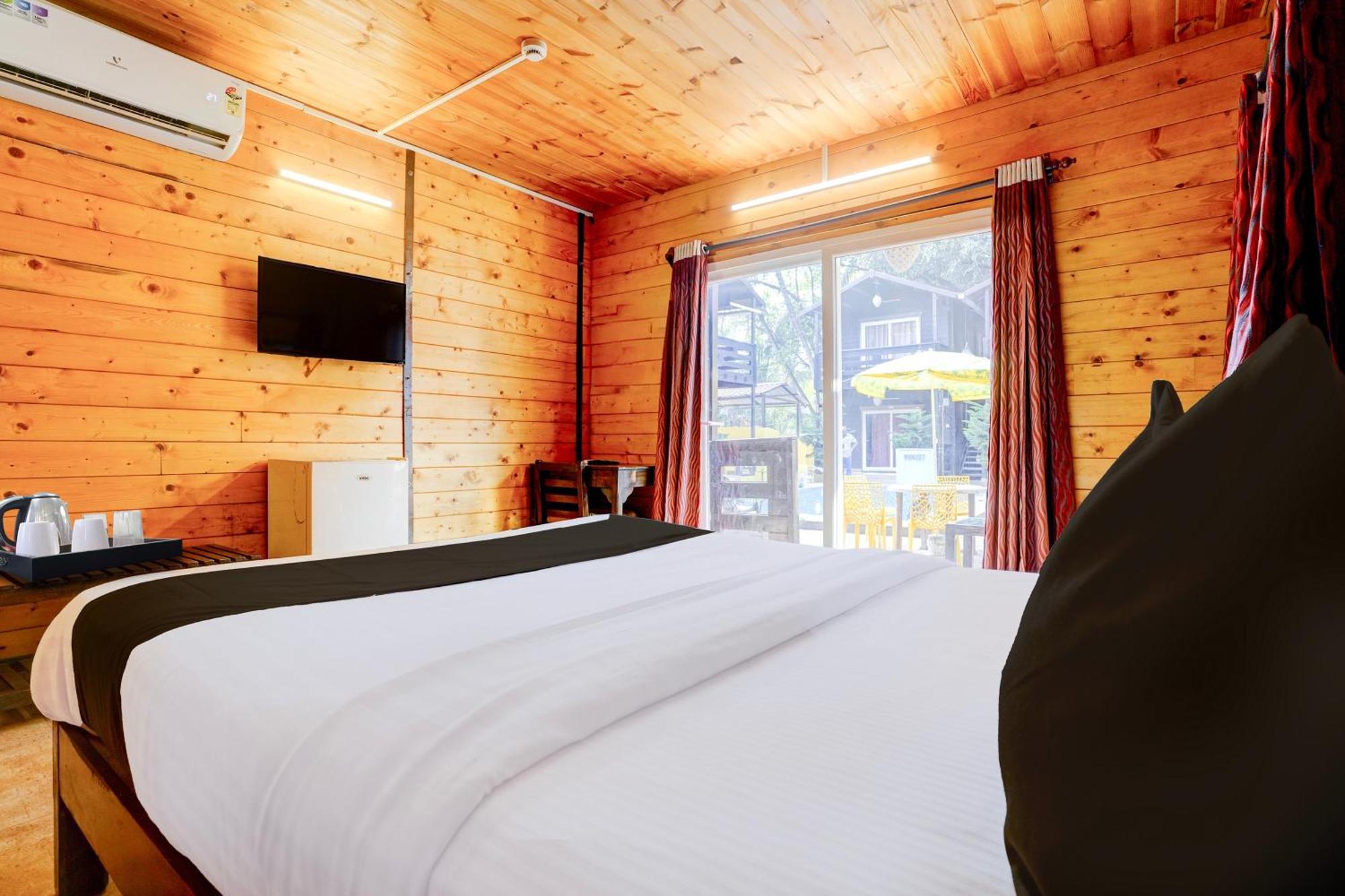 Super Townhouse Morjim Hotel Exterior foto